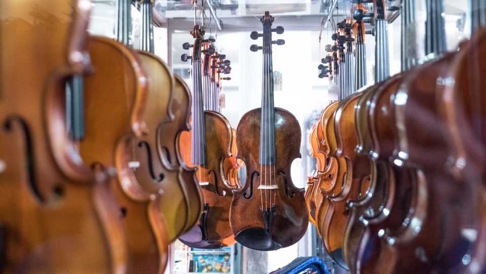 城市街道商店古典木制小提琴乐器