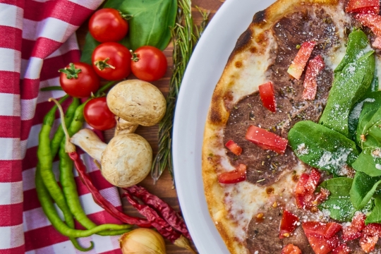 餐桌上的美味披萨和蔬菜食材美食摄影