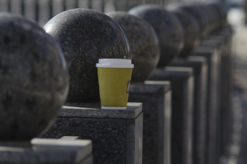 阳光城市街道石质栏杆纸杯咖啡