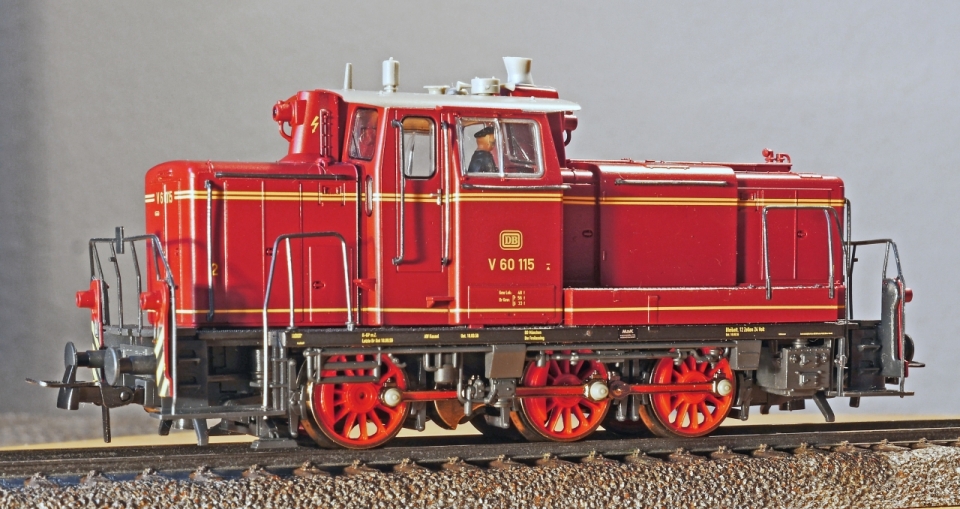 室内铁路轨道上红色塑料火车模型玩具