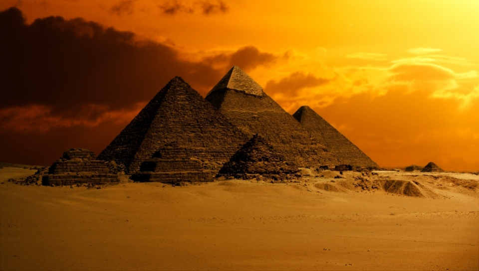 夕阳下各种大小的金字塔建筑摄影