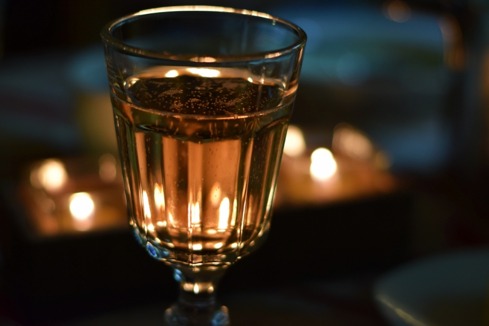 酒吧夜晚灯光室内唯美透明玻璃杯子