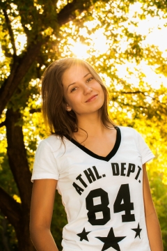 金色阳光自然森林虚化背景长发女性