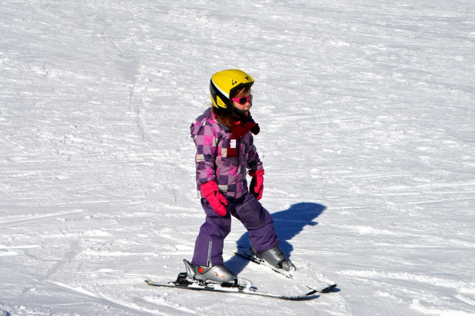 正滑雪的小女孩特写