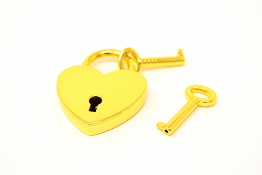 白色背景金色金属心形锁钥匙装饰