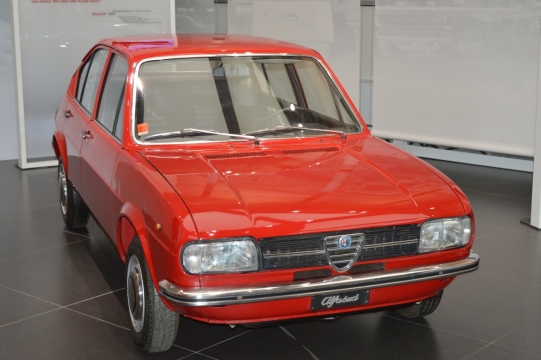 室内停放改装汽车红色车头外观