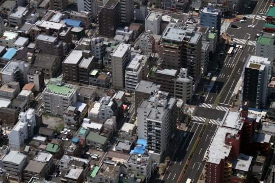 阳光繁华东京城市街道仰拍