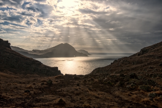傍晚夕阳照在金色海面广阔海景