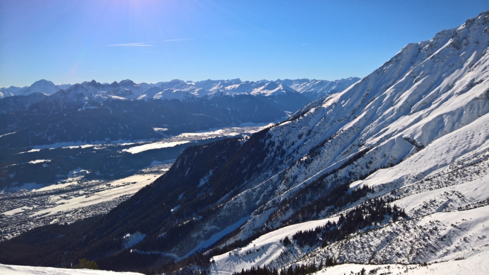 风景摄影_冬日雪山积雪峭壁风景