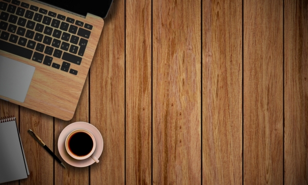 木制办公桌上的笔记本电脑咖啡与便签