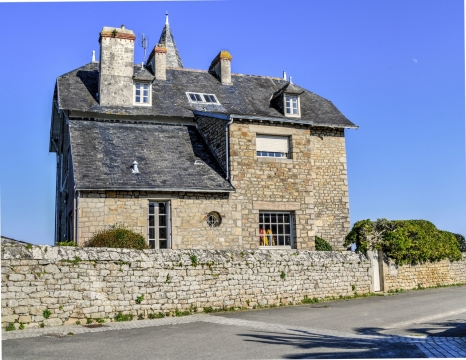 蓝色天空古典黑色屋顶房屋建筑