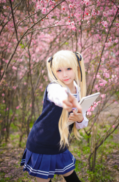 美女摄影_桃花树下金发少女制服写真