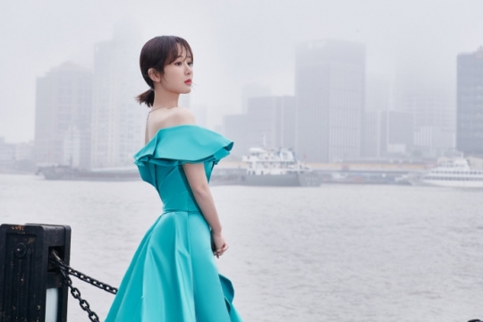 美女明星杨紫江边性感写真