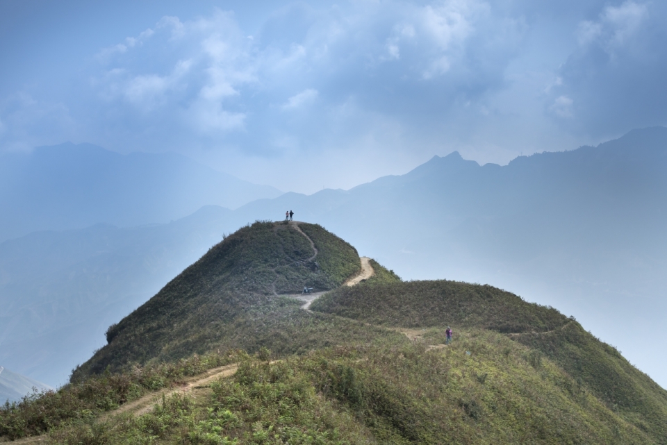 大自然巍峨高山行走登山者外景