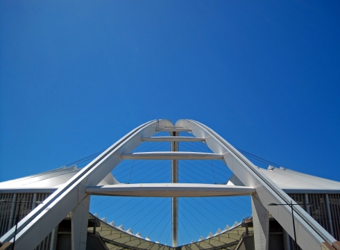 蓝色天空下高耸的钢筋建筑