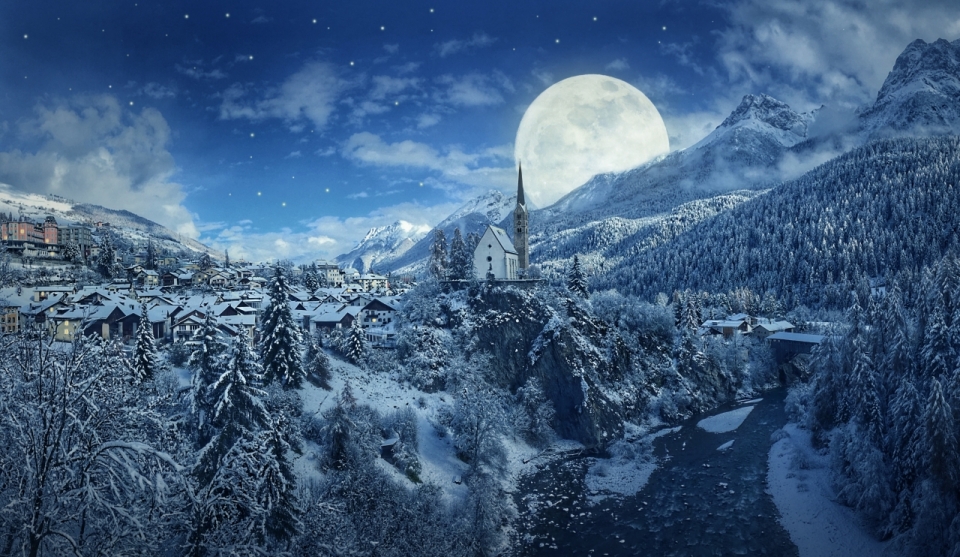 雪后夜晚群山怀抱中的村庄