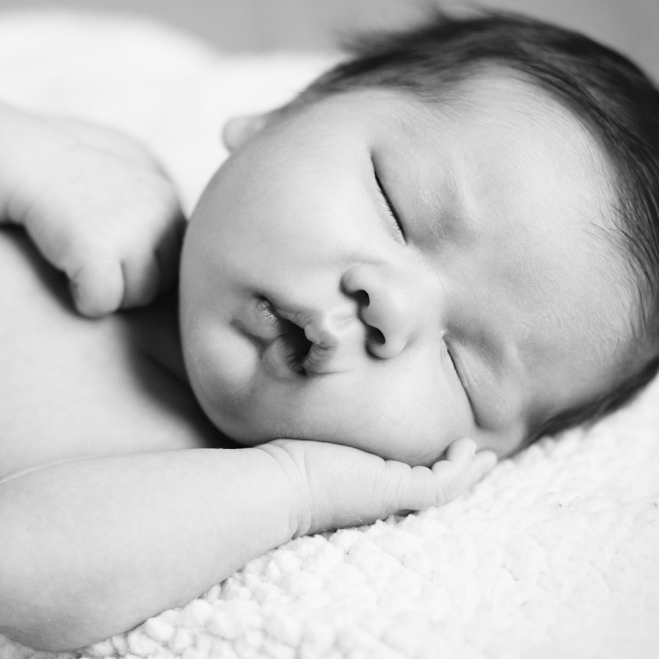在枕头上熟睡的婴儿宝宝黑白风格摄影