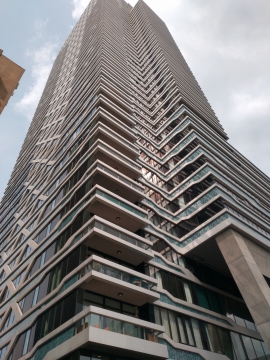 城市中一座高耸入云的楼房