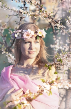 虚化背景自然花朵植物间戴花环长发女性