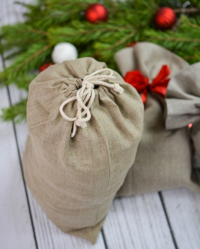 木板上装满礼物的麻袋摄影