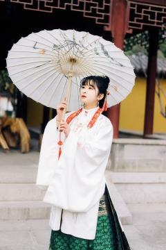古风绿底白襦裙撑伞仕女