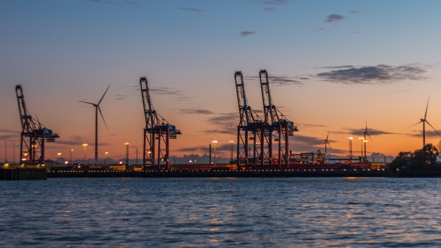 日落晚霞大海码头上的桥吊