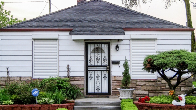 城市街道文艺房屋建筑前盆栽植物