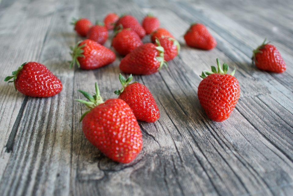 散乱摆放鲜红草莓水果特写