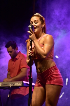 演唱会用麦克风演唱的女性歌手