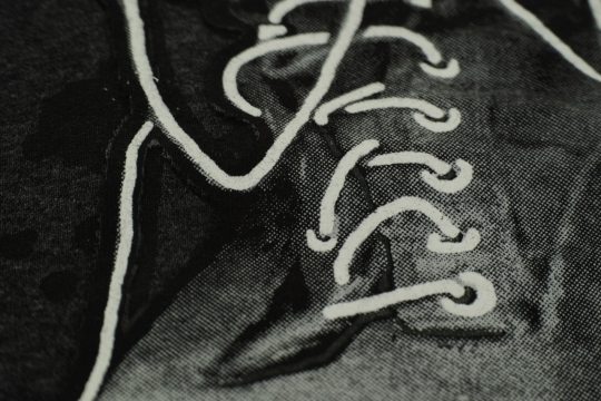 衣服上黑白鞋子装饰图案设计