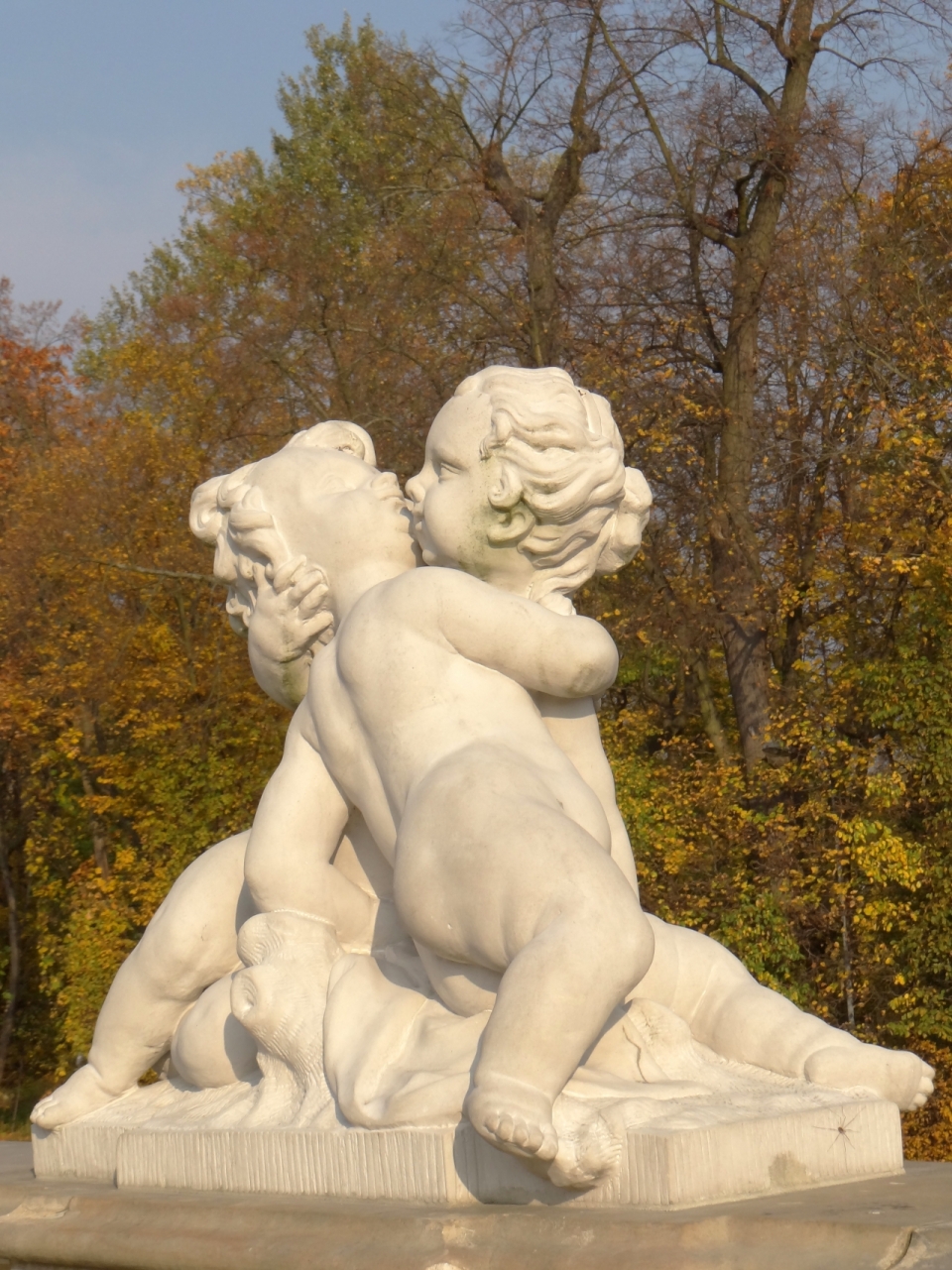 波兰室外儿童亲吻白色雕像