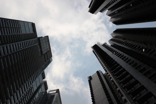 仰视角度拍摄大楼和天空