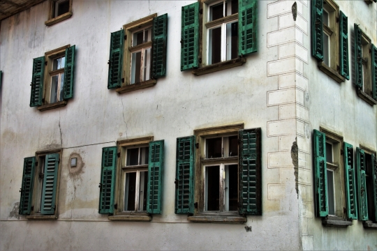 建筑房屋墙壁脱落油漆门窗外观