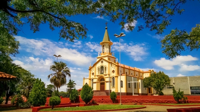 正午阳光城市中教堂建筑