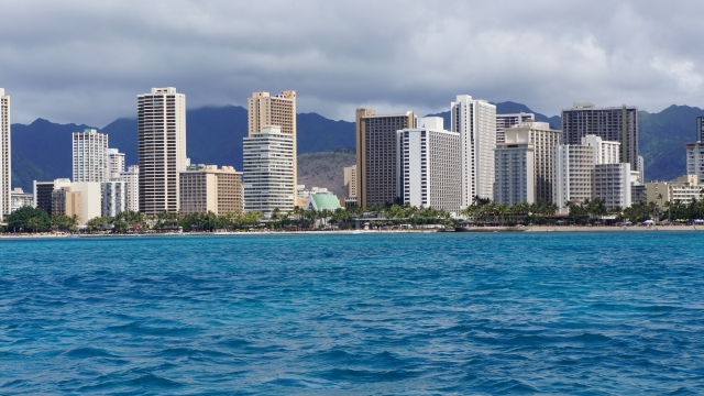 阴天蓝色大海前现代城市街道