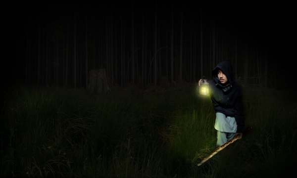 夜晚黑暗环境提灯穿长袍成年男性