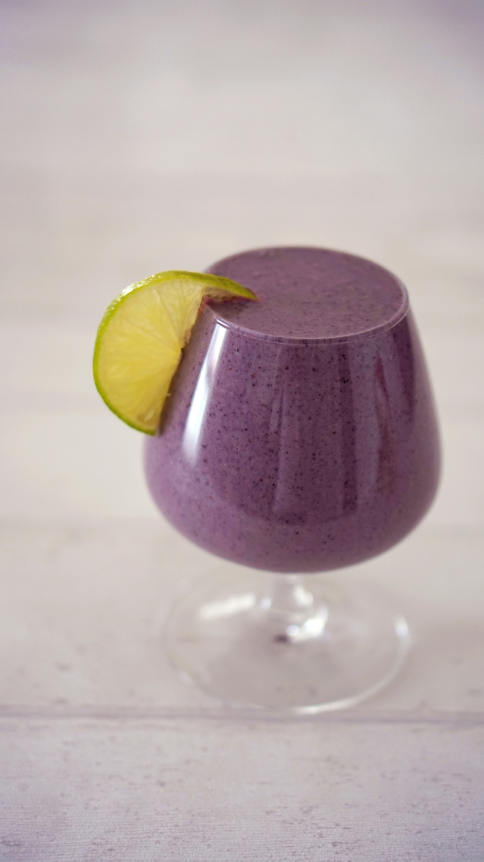 白色木制桌面玻璃杯子新鲜美味紫色果汁