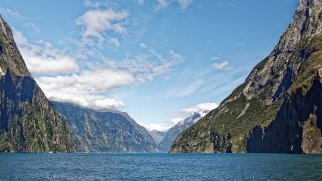 新西兰南岛米尔福德峡湾风景高清桌面壁纸