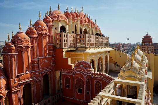 华丽宏伟红色建筑外墙景观