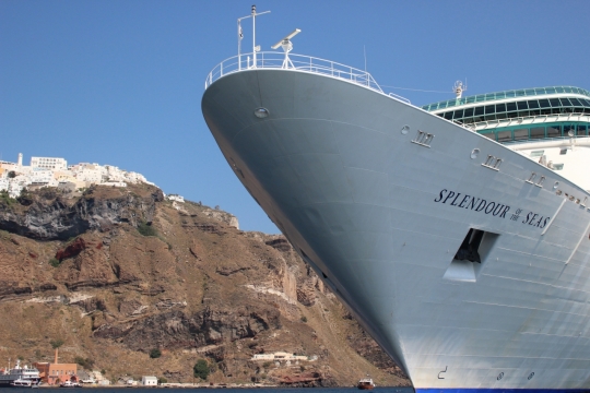 蓝天高山城市和巨大的轮船摄影