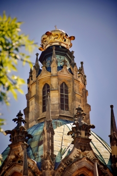 高大堡垒建筑外墙雕刻风光