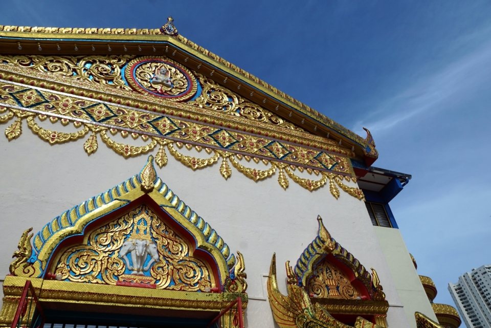 蓝色天空金色屋顶艺术寺庙建筑
