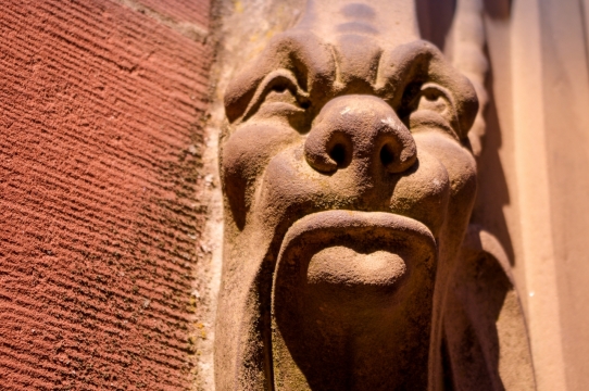 阳光户外建筑墙壁古老艺术雕塑