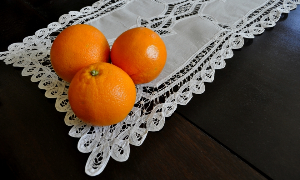 木制桌面白色桌布新鲜橙子水果