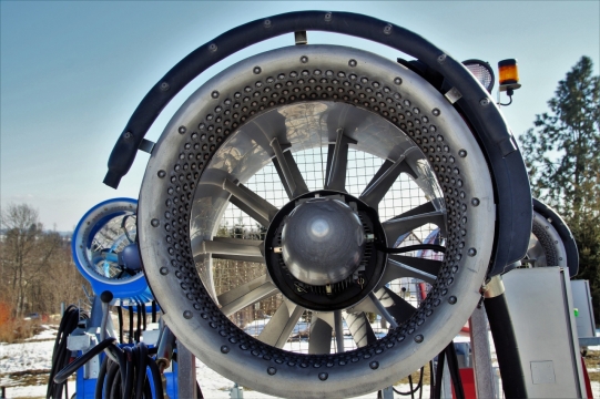 巨大的鼓风造雪机特写