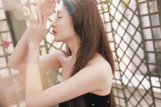 江疏影抹胸星光裙美照曝光身材曼妙妩媚动人天鹅颈图片