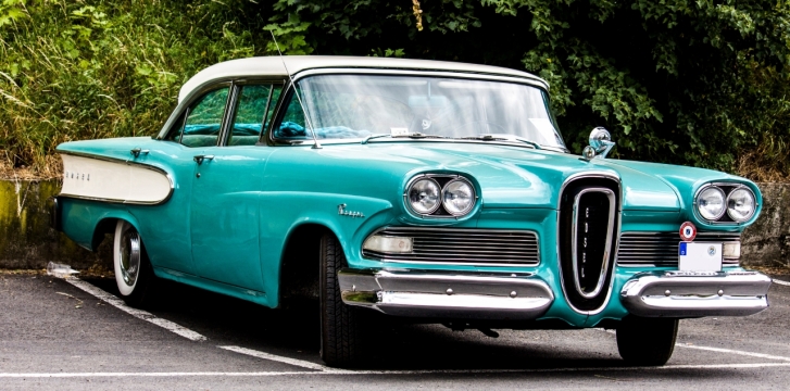 城市街道停车位上蓝色崭新豪华轿车