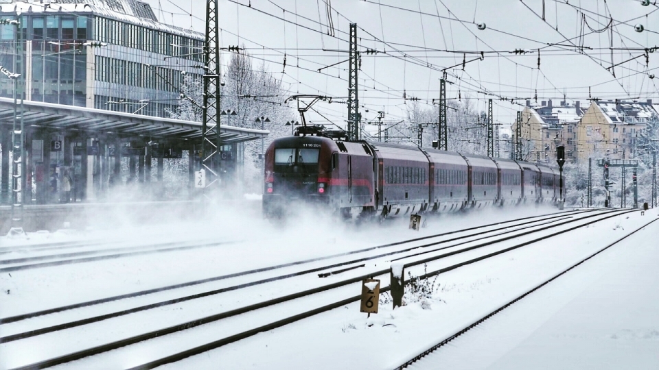 雪后城市铁路轨道行驶火车