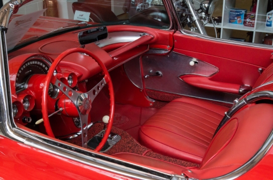 红色敞篷跑车简洁内饰摆拍