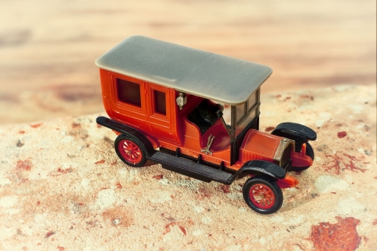 微距摄影_石头桌面上摆放着红色小车模型